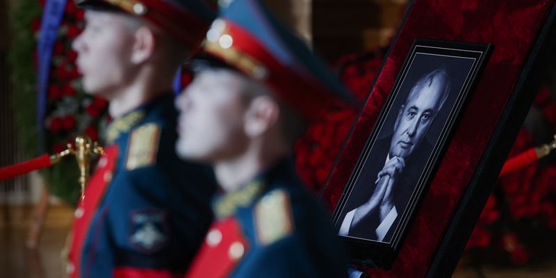 На похоронах Горбачева задержали несколько человек, протестовавших против войны в Украине