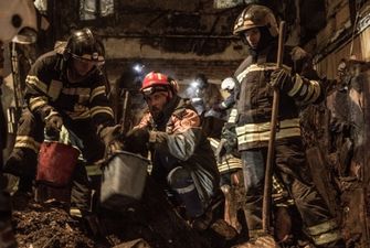 Спасатели продолжают работы на месте пожара в Одессе