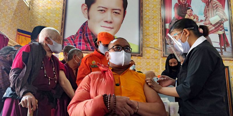 В Бутане за неделю вакцинировали от коронавируса почти все взрослое население