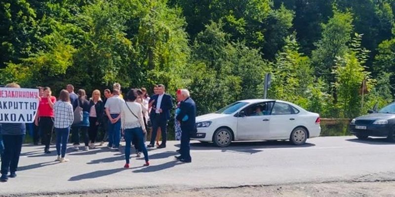 На Прикарпатье перекрыли дорогу из-за закрытия школы