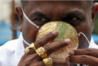 Сюр. Индийский бизнесмен купил для защиты от коронавируса золотую маску за $4000