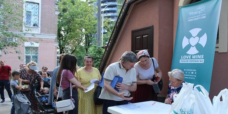 В столице православные волонтеры УПЦ передали продуктовые наборы беженцам