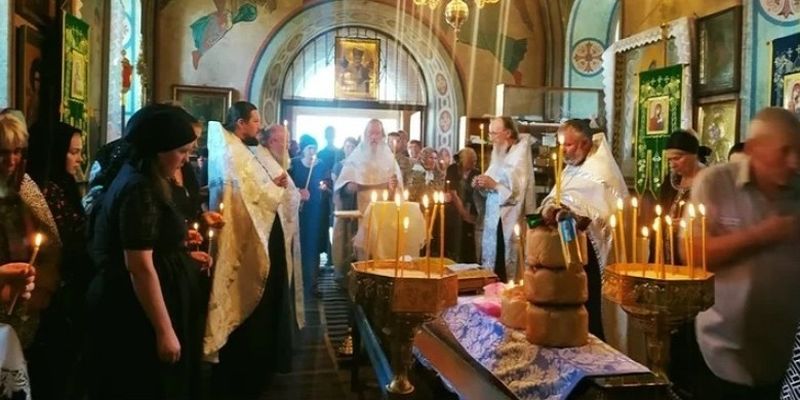 Священники УПЦ в шести епархиях провели в последний путь украинских воинов