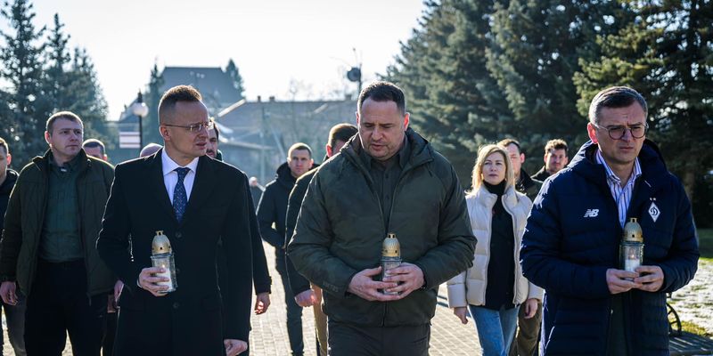 Глава МИД Венгрии посетил военное кладбище в Ужгороде и сделал новое заявление о войне