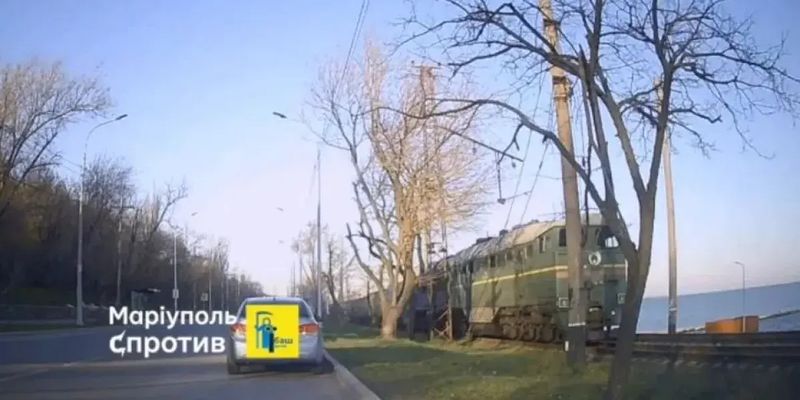"Плохой звоночек для Украины", - Андрющенко показал, как оккупанты запустили поезд в Мариуполе. ВИДЕО