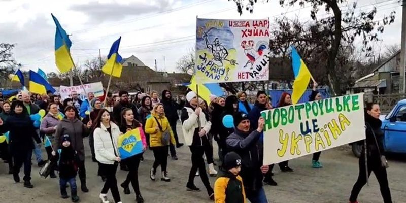 В Новотроицком на Херсонщине люди вышли на митинг против оккупантов