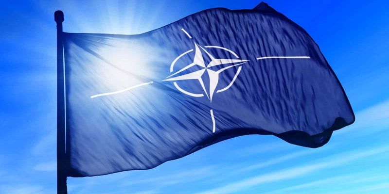 НАТО хочет направить до 300 тысяч солдат к границе с Россией