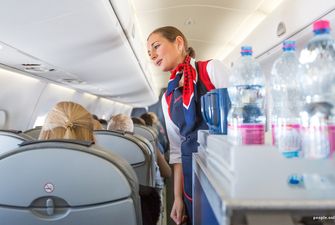 Стюардесса мстит пассажирам-хамам: портит им настроение противным коктейлем