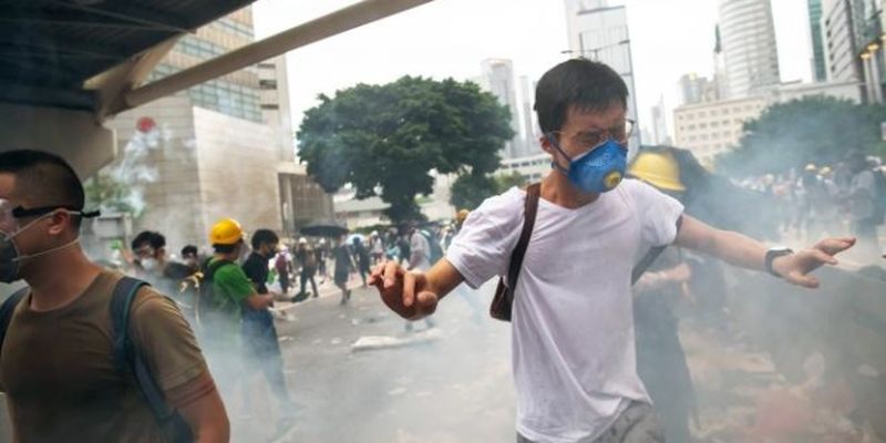 Протесты в Гонконге: полиция применила слезоточивый газ и резиновые пули
