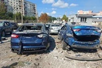 В Запорожье ракета повредила более 70 авто на стоянке