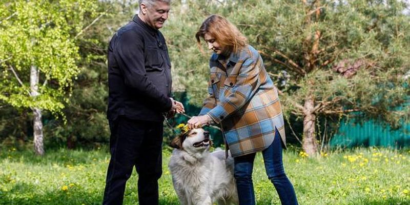 Любит заботу, и, конечно, вкусно поесть: Порошенко показал пса Херсона, которого взял из приюта в прошлом году