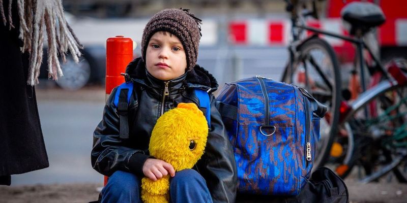 Украинские беженцы в Польше могут получить помощь на детей: кто имеет право на 8 тыс. грн