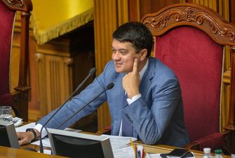 Рада планує на наступній сесії розглядати зміни до Конституції щодо зменшення кількості нардепів – Разумков