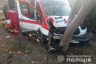 Не пропустив. В Одесі через водія легковика карета швидкої допомоги врізалася в дерево