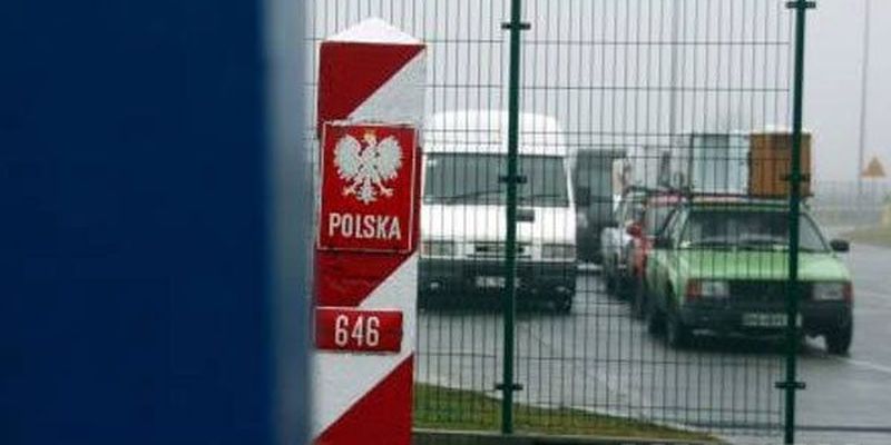 На кордоні з Польщею затримали українця з двома десятками підроблених паспортів