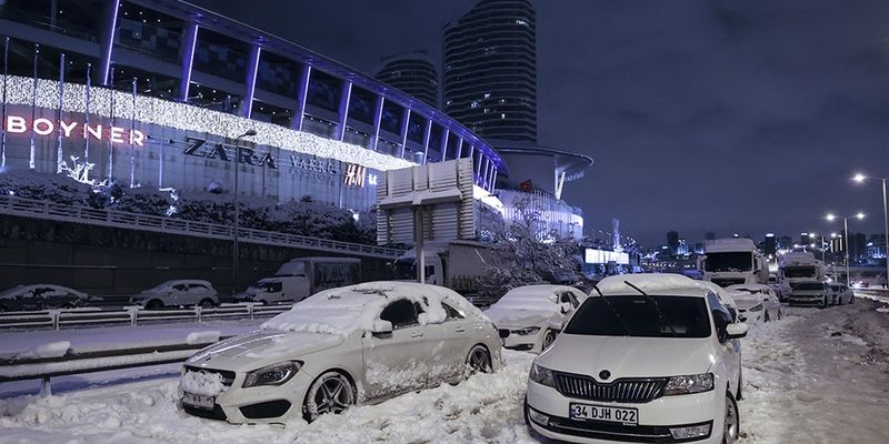 Снегопады накрыли Стамбул: в аэропорту оказались заблокированные украинцы