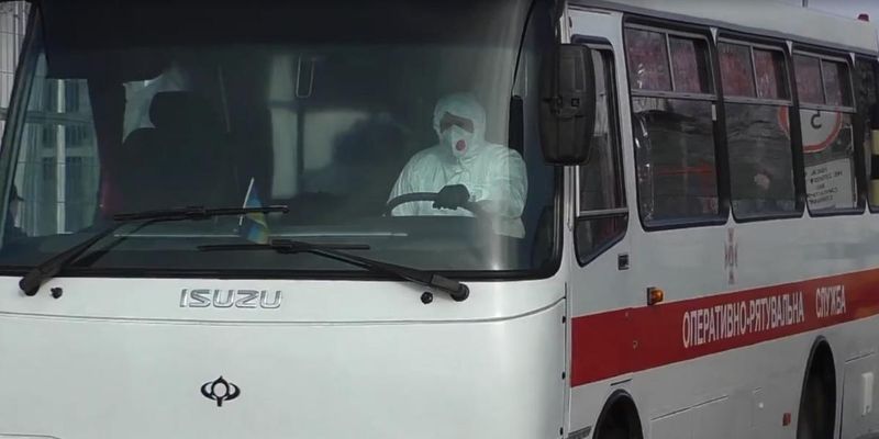 Автобуси з евакуйованими із Китаю українцями вирушили до Нових Санжар