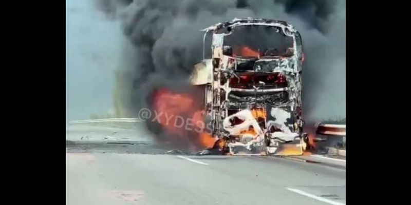На трассе Киев-Одесса загорелся автобус с пассажирами: подробности аварии