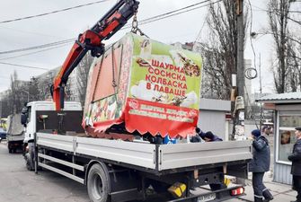 В Киеве сносят ларьки с шаурмой