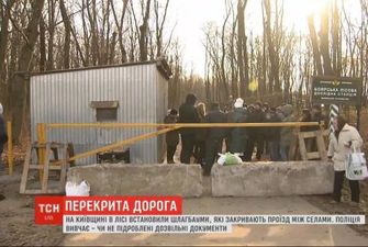 У Київській області селяни розламали шлагбауми біля елітного котеджного району