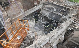В Днепре из-под завалов достали тело женщины: ужасные кадры с места ракетного удара