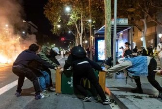 В Барселоне протестующие перекрывают улицы и бьют витрины