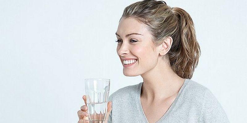 Как не умереть от жажды: диетолог рассказала, как привить полезную привычку