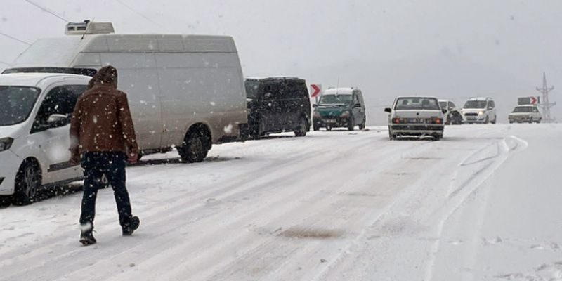 В Анталии снегопад заблокировал автомобили на трассе