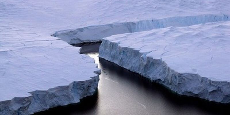 Айсберг размером с Лондон откололся от ледника в Антарктиде: есть ли угроза