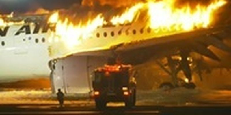 В Японии столкнулись самолеты: один - сгорел