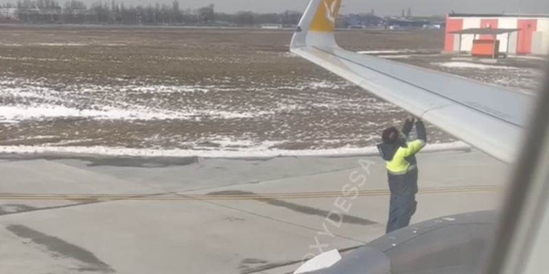 Пассажир перед вылетом из Одесского аэропорта предотвратил аварию самолета