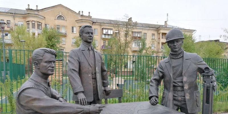 Нескрепно: в Волгограде памятник строителям переделали из-за "женских" жакетов