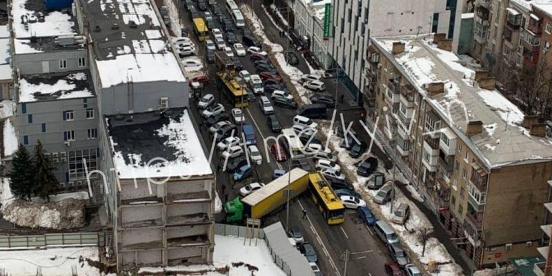 В Киеве фура перекрыла улицу в результате ДТП