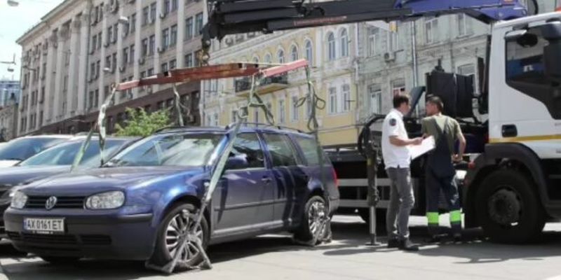 Киевляне бросали машины и бежали в укрытие, а эвакуаторы Кличко ловко "воровали" машины на штрафплощадки