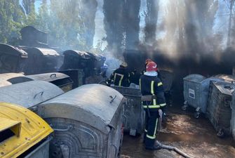 В Киеве из-за мощного пожара перекрыли движение троллейбусов