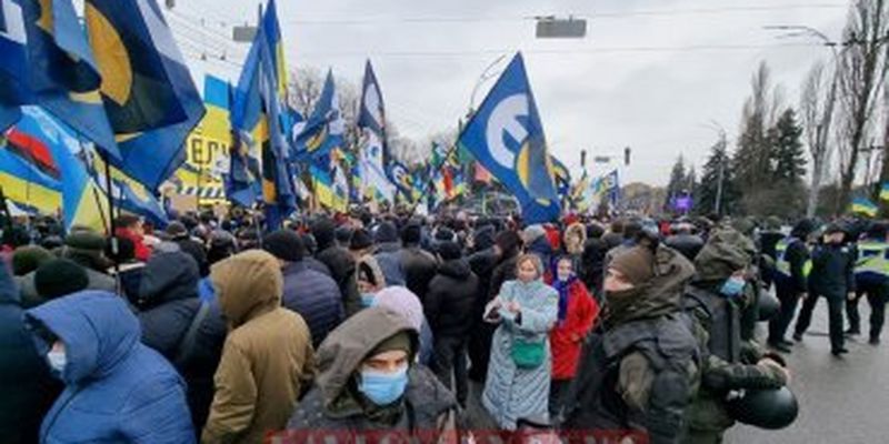 Суд рассматривает апелляцию в деле Порошенко: под зданием больше тысячи людей