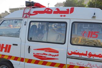 В результате столкновения поезда с автобусом в Пакистане погибли 30 человек