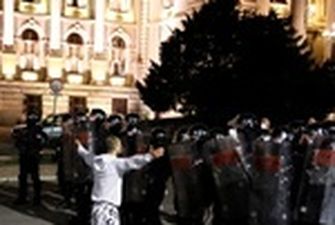 В Сербии из-за введения комендантского часа парламент забросали факелами