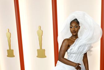 Tems ответила на критику платья на "Оскаре-2023", которое блокировало обзор зрителям