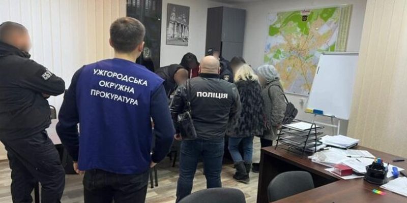 Обыски в горсовете Ужгорода: чиновников подозревают в присвоении 700 тыс. грн