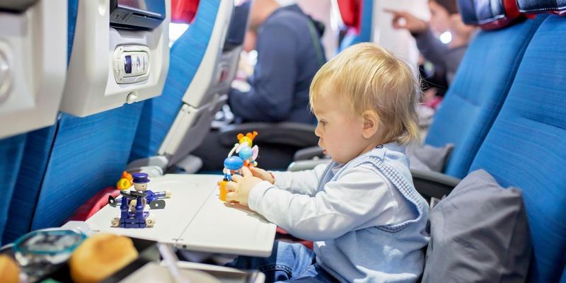 Авіапасажирам розповіли, яких місць варто уникати, щоб не сидіти поруч з дітьми