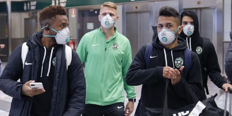 Фото дня: болгарский клуб прилетел в Италию на матч Лиги Европы в защитных масках