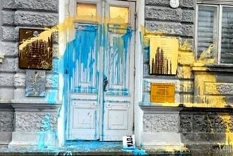 "Крым – это Украина": в Евпатории "украсили" сине-желтой краской администрацию оккупантов