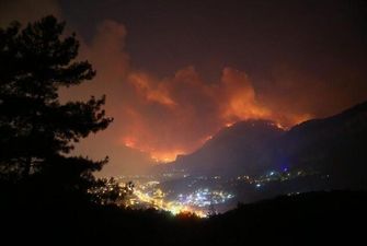 Популярные курорты Турции задыхаются от масштабного пожара: фото и видео ЧП