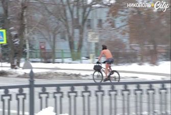 Під Дніпром напівголий чоловік катався містом на велосипеді