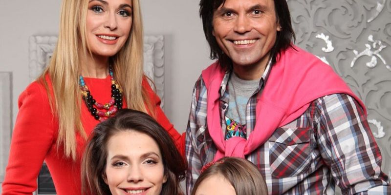 Какая красивая семья! Ольга Сумская позирует с мужем и двумя дочерьми