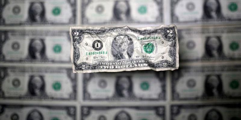 Долар залишається на мінімумі чотирьох років: курси Нацбанку