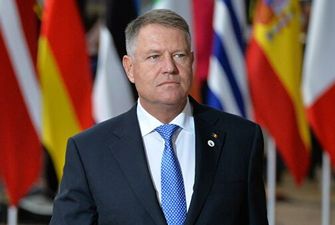 Президент Румынии отозвал государственные награды у 12 человек