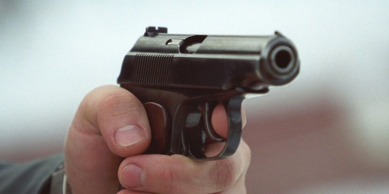 На Киевщине мужчина с пистолетом напал на полицейских и требовал освободить злоумышленника