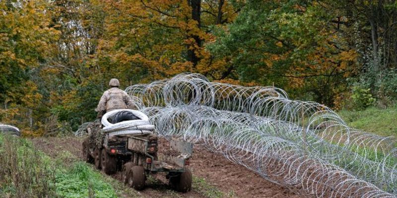 Латвия установила 37-километровый забор из колючей проволоки на границе с Беларусью